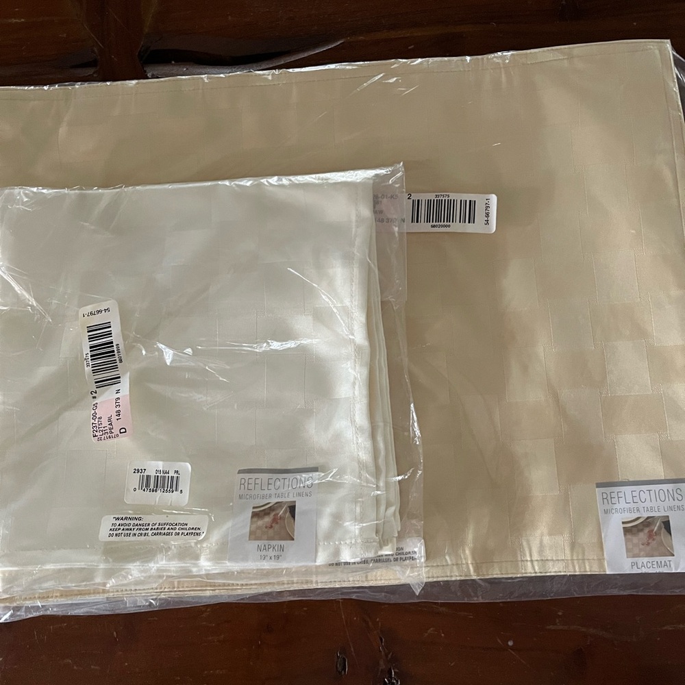 Reflections Ivory Table Linens Set